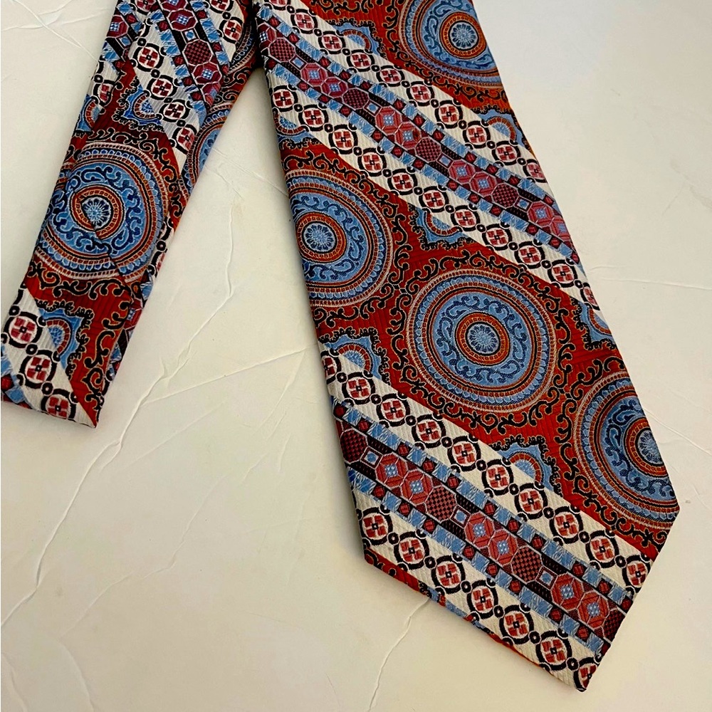 Leonardo tie